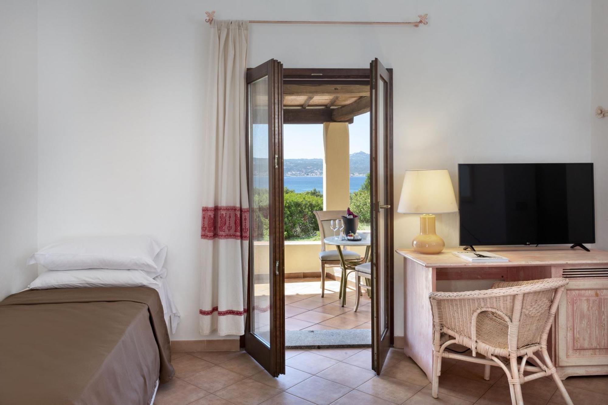 Hotel Sole Mare Baja Sardinia Exterior photo