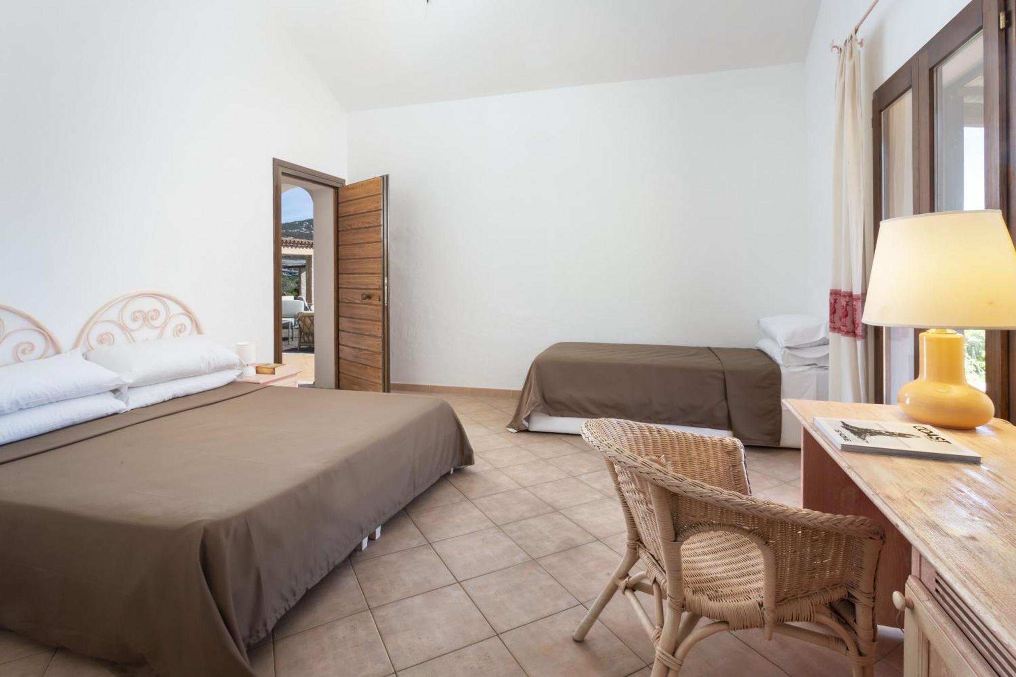 Hotel Sole Mare Baja Sardinia Exterior photo
