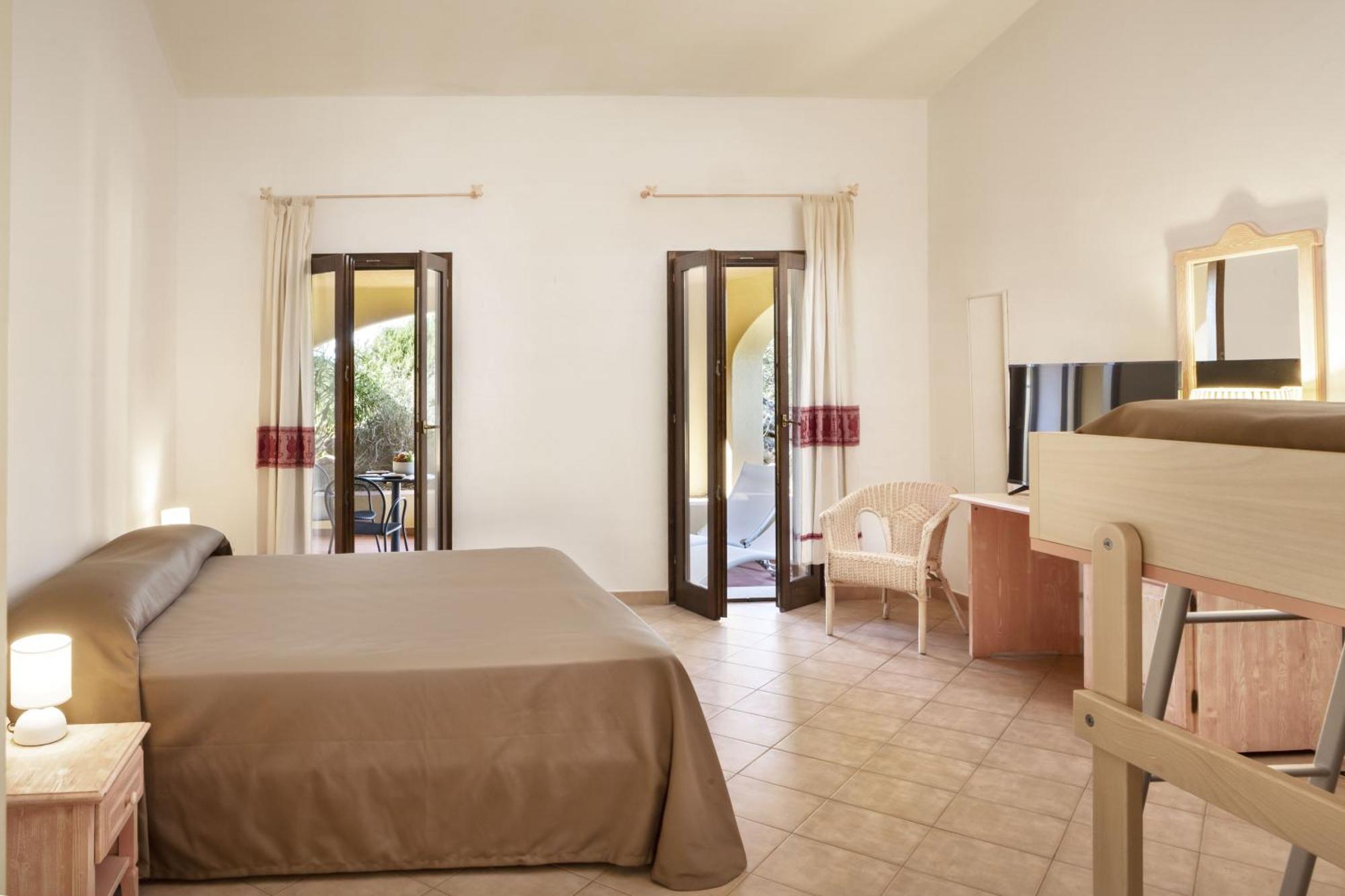 Hotel Sole Mare Baja Sardinia Exterior photo